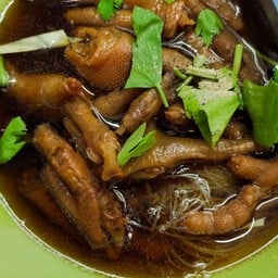 ก๋วยเตี๋ยวหน้าโรงเรียน ไก่ตุ๋น หมูตุ๋น