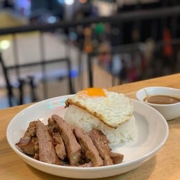ข้าวหน้าสเต็กหมู หรือไก่ + ไข่ดาว