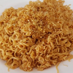 มาม่าลวก โรยกระเทียมเจียว