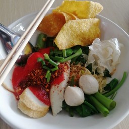 พลอยก๋วยเตี๋ยวลูกชิ้นปลา