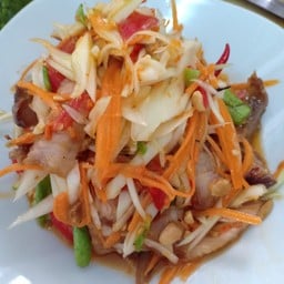 ส้มตำไทยใส่คอหมูย่าง