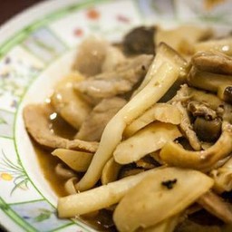 ผัดเห็ดสามอย่างน้ำมันหอย