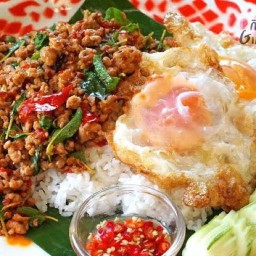 เจ้แก้ว กะเพราะถาดร้านสมพงศ์ หน้าร้านสมพงศ์หนามแดง