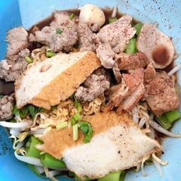 เส้นเล็กหมูต้มยำ