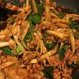 ผัดพริกแกงหน่อไม้ราดข้าว