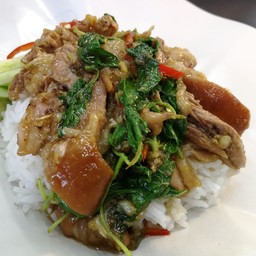 ผัดกะเพราขาหมูราดข้าว