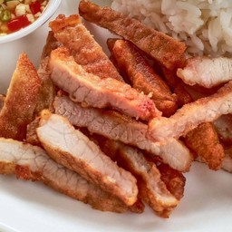 หมูเนื้อแดงทอดน้ำปลา