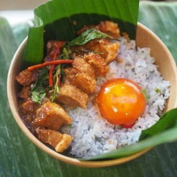 ข้าวหมูกรอบพริกกะเพรา + ไข่ดองน้ำปลา