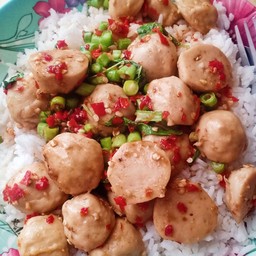 กระเพราลูกชิ้นหมูราดข้าว