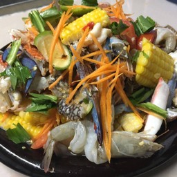 ยำรวมทะเลกุ้ง+หมึก+ปูม้า