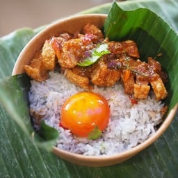 ข้าวหมูกรอบพริกกะปิ + ไข่ดองน้ำปลา