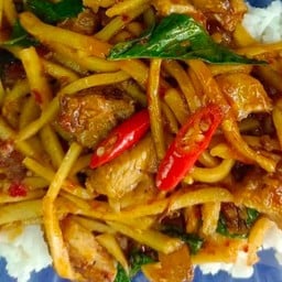 ข้าวพริกแกงไก่หน่อไม้