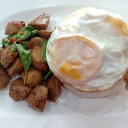 ข้าวกะเพราลูกชิ้น(ไม่รวมไข่ดาว)