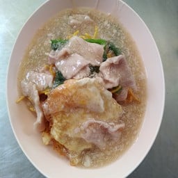 ราดหน้าหมูใส่ไข่กรอบเหลือง