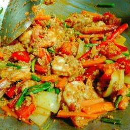 ผัดผงกะหรี่ทะเล กับข้าว