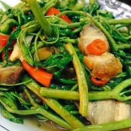 กระเฉดหมูกรอบ