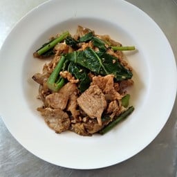 ผัดซีอิ้วหมูหมักเส้นใหญ่