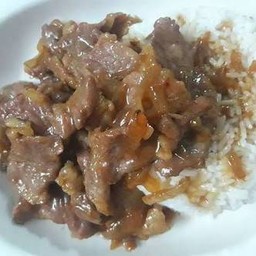 เนื้อกระเทียมราดข้าว