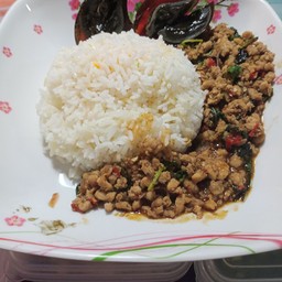 กระเพราไข่เยี่ยวม้า