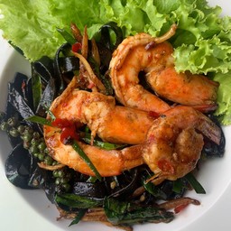 เฟตตูชินี่เส้นดำผัดขี้เมาทะเล