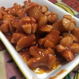 ผัดซอสน้ำแดงราดข้าว