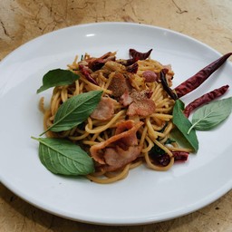 สปาเก็ตตี้ผัดพริกแห้งเบคอน