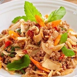 ข้าวหน้ากะเพราไก่ใส่หน้อไม้ดอง