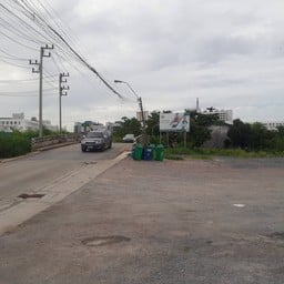ร้านย้ายมาอยู่ด้านในซอย ข้ามสะพาน คลองสี่บาท ลงสะพานมาอยู่ด้านซ้าย ที่จอดรถเยอะ