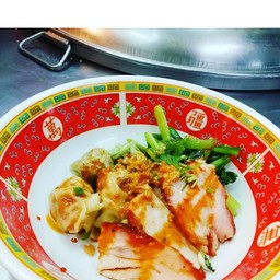 เกี๊ยวแห้งหมูย่างอบน้ำผึ้ง