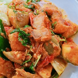 ผัดเผ็ดหมูกรอบ