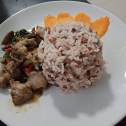 กระเพาหมูชิ้นราดข้าว