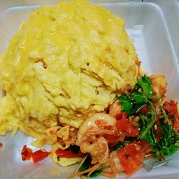 กระเพรากุ้งไข่ข้นราดข้าว