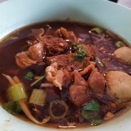 ก๋วยเตี๋ยวหมูตุ๋นโอ่งมังกร