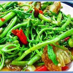 ผัดผักบุ้งหมูกรอบ