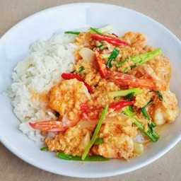 กุ้งผัดผงกะหรี่ราดข้าว