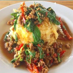 กระเพราหมูไข่ข้นราดข้าว