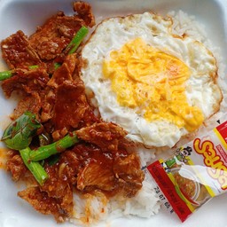 ผัดพริกแกงเนื้อ+ไข่ดาว