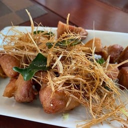 สามชั้นทอดน้ำปลา