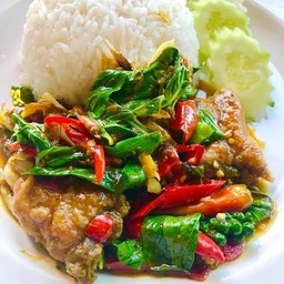 กระเพราปลาราดข้าว