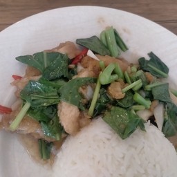 ผัดคะน้าไก่กรอบ