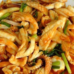 ผัดพริกเผาปลาหมึกราดข้าว