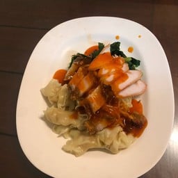 บะหมี่เกี๊ยวหมูกรอบ-หมูแดงแห้ง