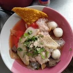 รุ่งก๋วยเตี๊ยวลูกชิ้นแชมป์บ้านศรีษะละเลิง