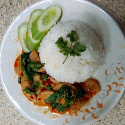 ข้าวกะเพราหมูยอ