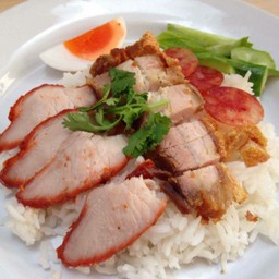 ข้าวหมูแดงหมูกรอบ (พิเศษ)