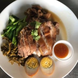 ข้าวขาหมู ไข่ ไส้