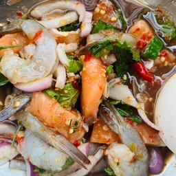 ยำแซลม่อนกุ้งสด