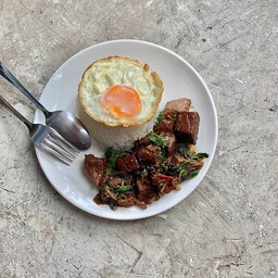 ข้าวราดกะเพราเนื้อตุ๋น