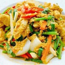 ผัดผงกะหรี่ไก่ราดข้าว