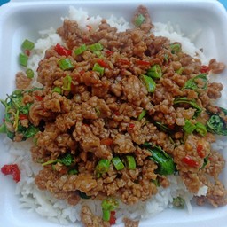 กระเพาหมูสับราดข้าว